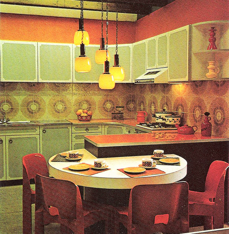 מטבח משנות ה-70: דגם מיבלט בתוספת ציפוי דקורטיבי על כל דלת. 