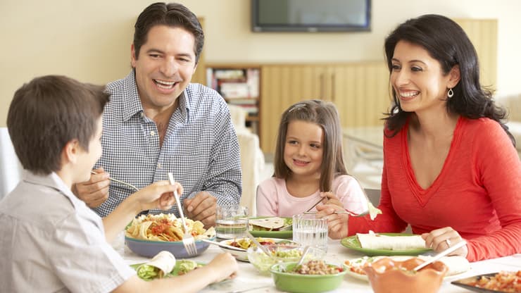 הורים ילדים ארוחת ערב משפחתית ארוחה