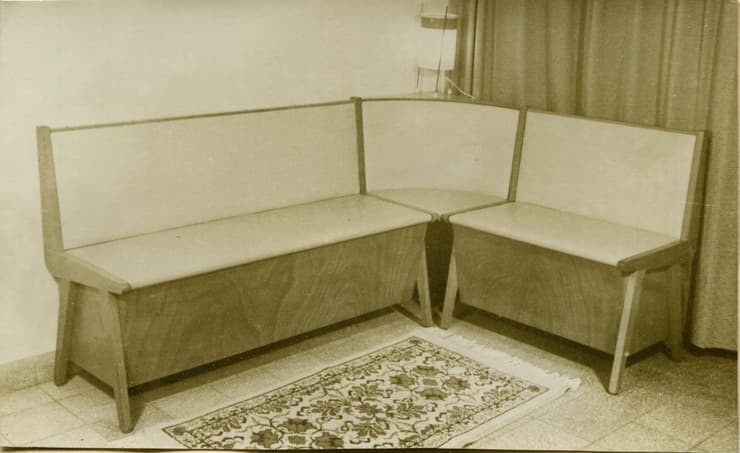 שנות ה-50: פינת ישיבה למטבח ולהול של נגריית רגבה