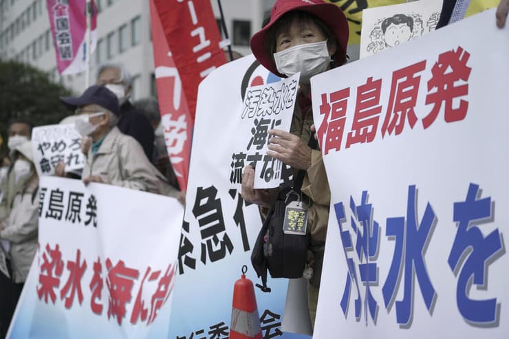הפגנה ב סיאול דרום קוריאה נגד החלטת יפן לשפוך מים גרעין מ כור ב פוקושימה לים