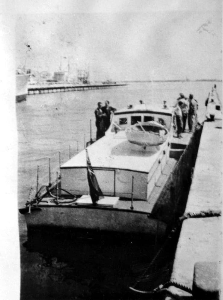 יום הזיכרון בסימן 60 שנים לאסון אוניית אגוז. האנייה אגוז עוגנת בנמל טרם טביעתה. 