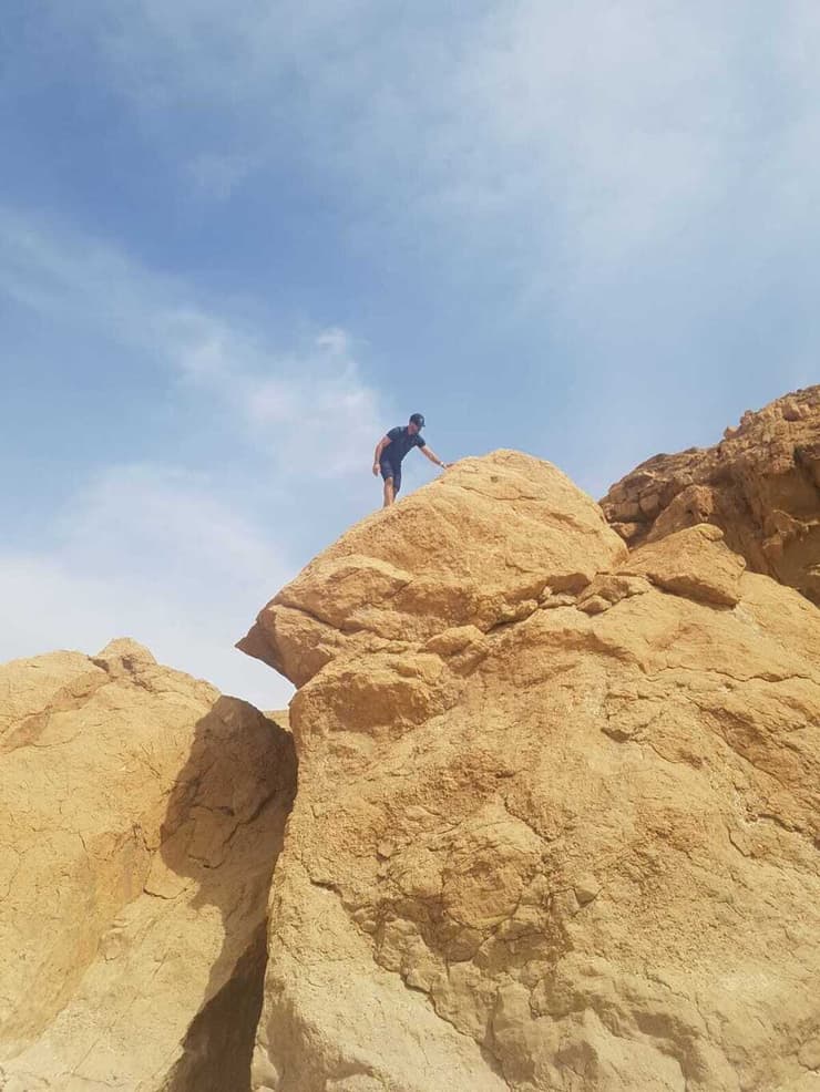 אחי קושניר, אחיינו של טוביה, מטפס אל "סלע טוביה" בנחל ערוד