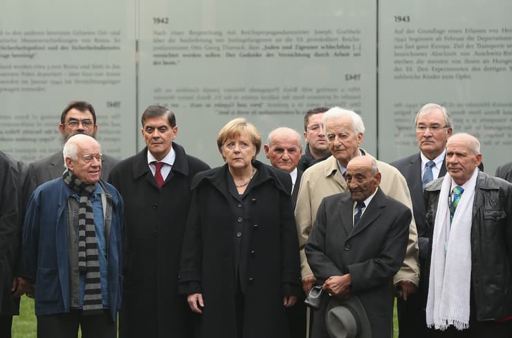 דני קרוון (משמאל) עם אנגלה מרקל בחניכת האנדרטה לזכר רצח הצוענים בשואה