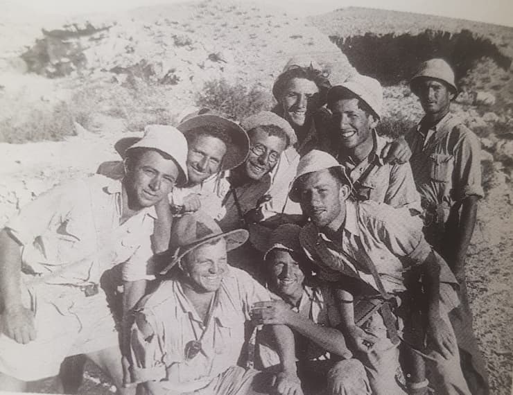 טוביה קושניר (הכי שמאלי) וחבריו למסע הסטודנטים לנגב