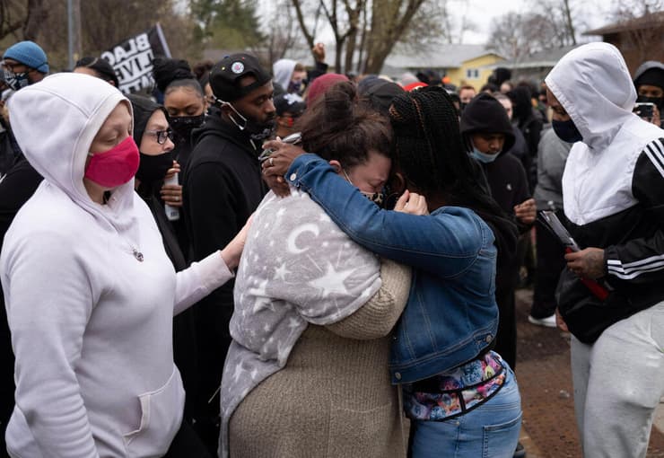 קייטי רייט אמו של דונטה רייט (במרכז מצד שמאל) שנורה למוות בטעות בידי שוטרים ב אירוע זיכרון ב ברוקלין סנטר ב מינסוטה ארה"ב 
