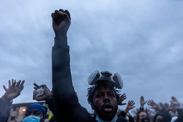 הפגנה עימותים בעקבות מות דונטה רייט צעיר שחור ב ברוקלין סיטי ב מינסוטה ארה"ב