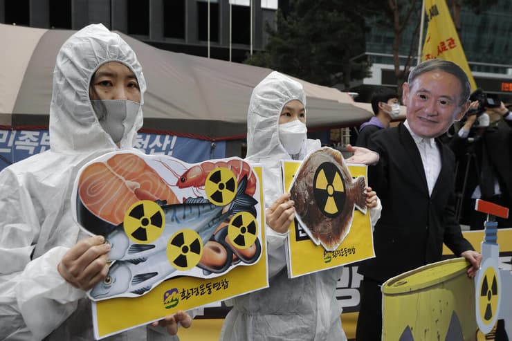 הפגנה ב סיאול דרום קוריאה נגד החלטת יפן לשפוך מים גרעין מ כור ב פוקושימה לים