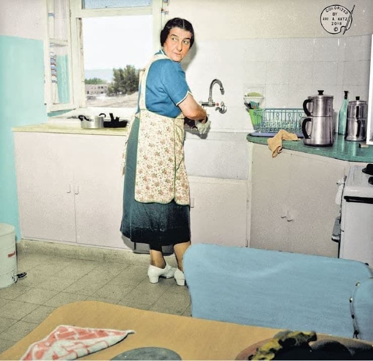 בתמונה: גולדה מאיר במטבח ביתה בירושלים, בהיותה שרת חוץ במקומו של משה שרת.