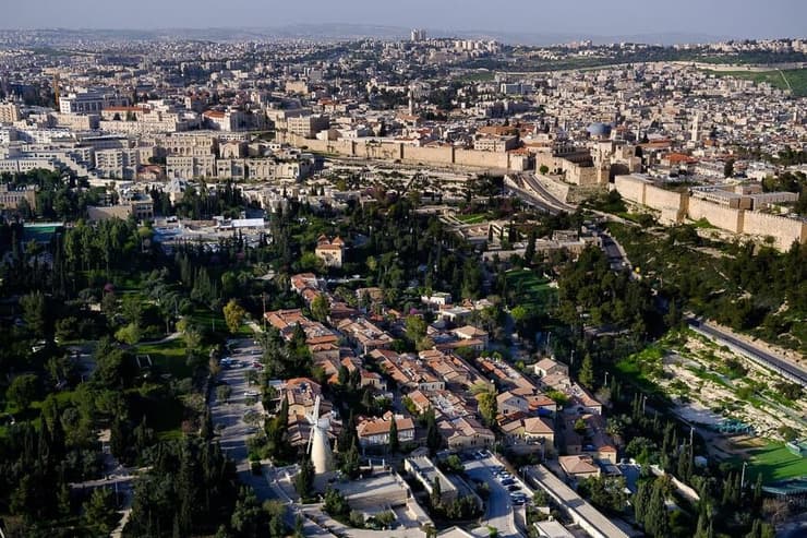 שכונת ימין משה על רקע חומות העיר ירושלים