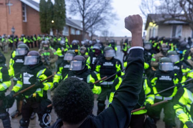 הפגנה עימותים בעקבות מות דונטה רייט צעיר שחור ב ברוקלין סיטי ב מינסוטה ארה"ב
