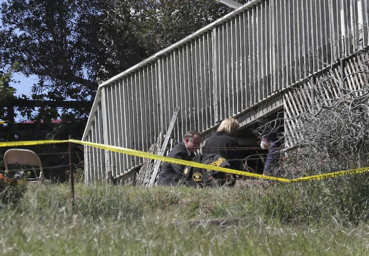 חיפושים בחצר ביתו של רובן פלורס חשוד ב רצח כריסטין סמארט קליפורניה ארה"ב