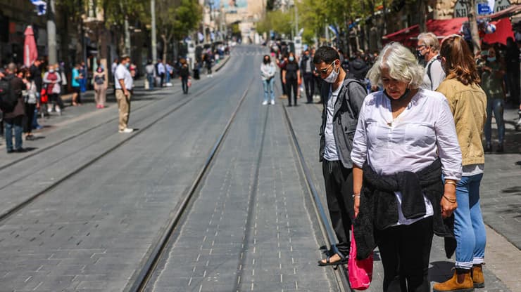 עומדים בצפירת יום הזיכרון לחללי מערכות ישראל בירושלים