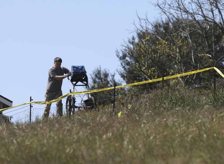 חיפושים בחצר ביתו של רובן פלורס חשוד ב רצח כריסטין סמארט קליפורניה ארה"ב