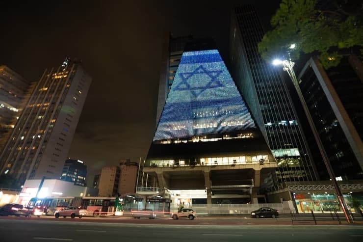 בניין לשכת התעשייה בסאו פאולו ברזיל מואר עם דגל ישראל