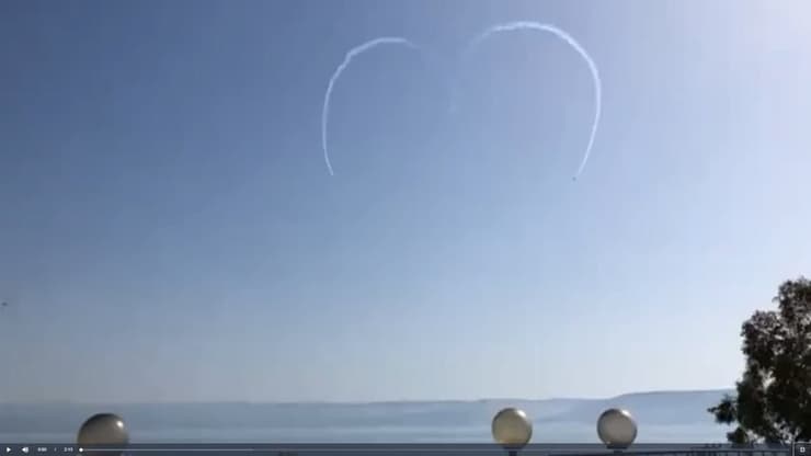 מטוסי חיל האוויר מציירים צורת לב מעל טבריה