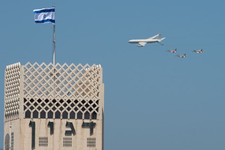 מטס חיל האוויר חולף מעל חיפה