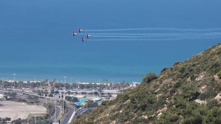 מטס חיל האוויר חולף מעל חיפה