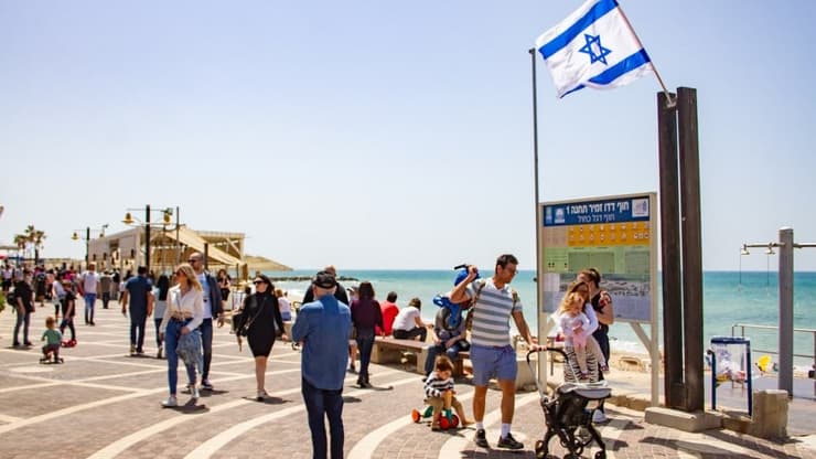 מטיילים בחוף זמיר בטיילת חיפה