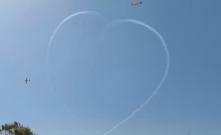 מטס חיל האוויר מסמן לב מעל חוף אשקלון 