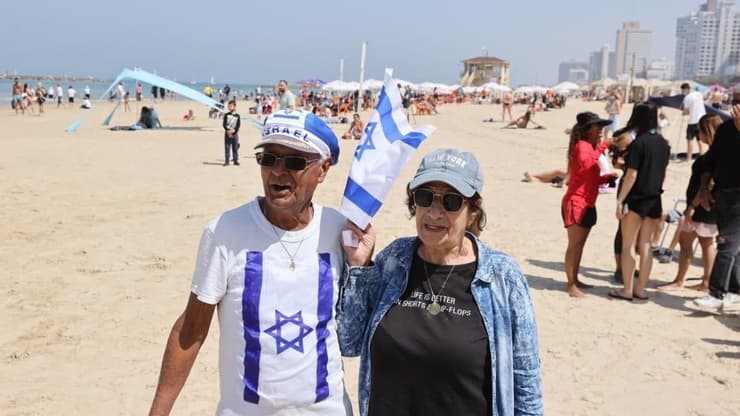 מטיילים וחוגגים ביום העצמאות ה73 לישראל בחוף ירושלים בתל אביב