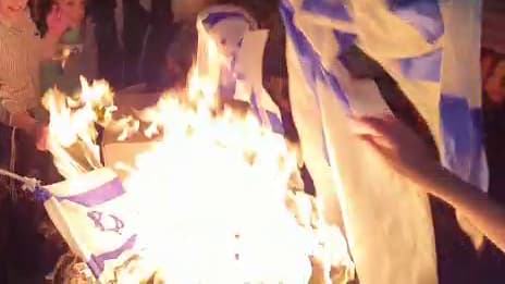 שריפת דגלים ותהלוכה של חרדים קיצוניים במאה שערים