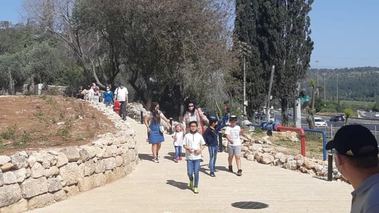 מטיילים וחוגגים ביום העצמאות ה73 לישראל בגן הלאומי שער הגיא