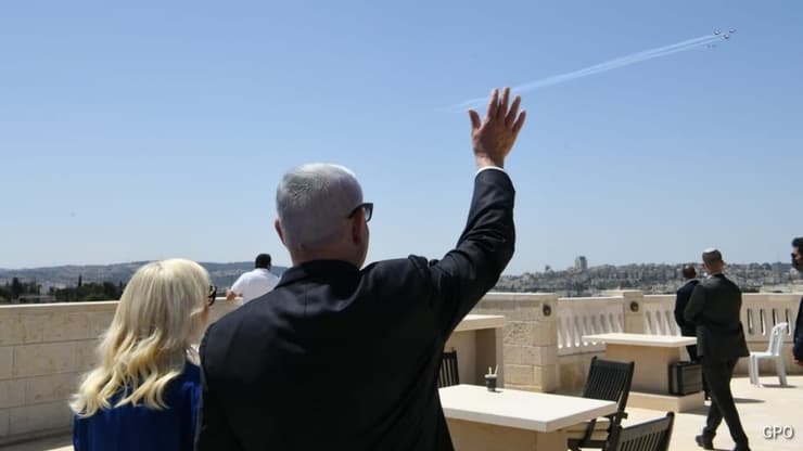 ראש הממשלה בנימין נתניהו ורעייתו שרה נתניהו צופים במטס חיל האוויר בירושלים
