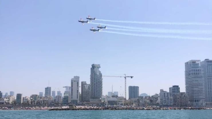 מטס חיל האוויר חולף מעל תל אביב