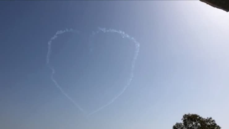 מטוסי חיל האוויר מציירים צורת לב מעל טבריה