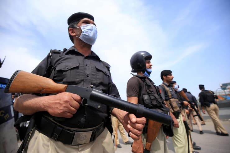 מקרון והצרפתים על הכוונת. כוחות הביטחון מול המפגינים בפשאוור, פקיסטן    