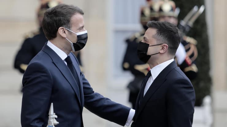 נשיא אוקראינה וולודימיר זלנסקי בפריז עם נשיא צרפת עמנואל מקרון