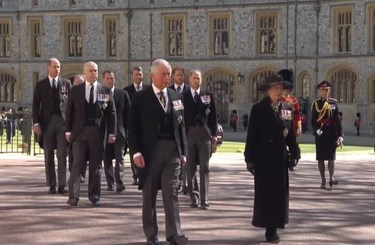 המלכה אליזבת טירת ווינזדור אנגליה בריטניה הלוויה הנסיך פיליפ בני משפחת המלוכה בהרכב מלא צועדים מאחורי הארון
