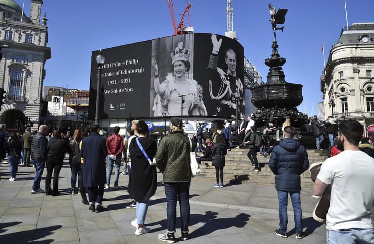 בריטניה עומדים דקת דומייה ב לונדון לזכר הנסיך פיליפ