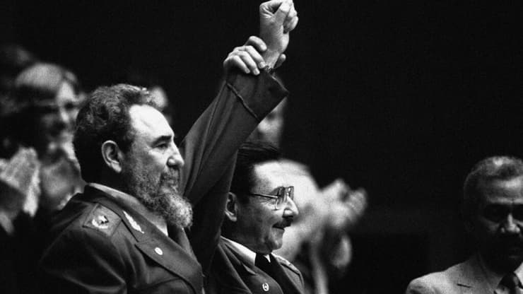 ראול ופידל קסטרו לאחר שנבחרו להנהיג את המפלגה ב-1986