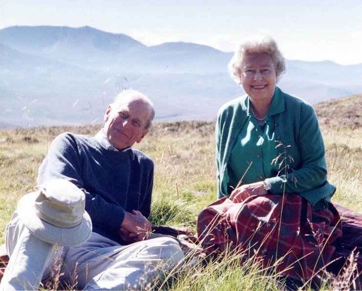  מחייכים בשמש, בנופש בסקוטלנד ב-2003. אליזבת ופיליפ בתמונה שארמון המלוכה פרסם אמש  