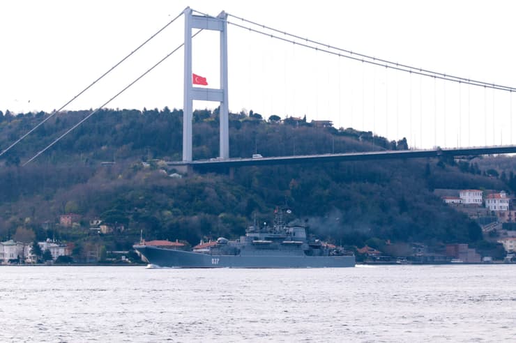 כלי שיט רוסיים רוסיה חוצים את ה בוספורוס טורקיה