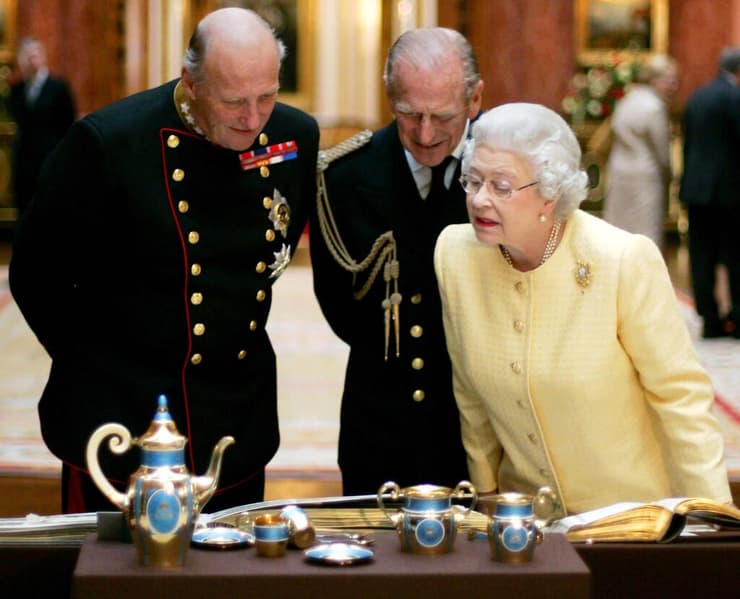 המלכה ובעלה בוחנים תערוכה של מוצגים נורבגיים ב-2005. המוות הותיר "חלל עצום" בחייה  
