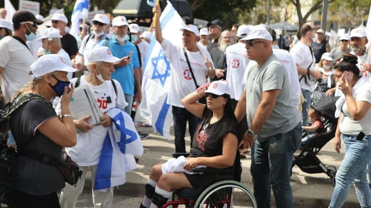 ארגון נכי צה"ל בהפגנת מחאה נגד הטיפול בנכי צה"ל ותמיכה באיציק סעידיאן מול הקריה בתל אביב
