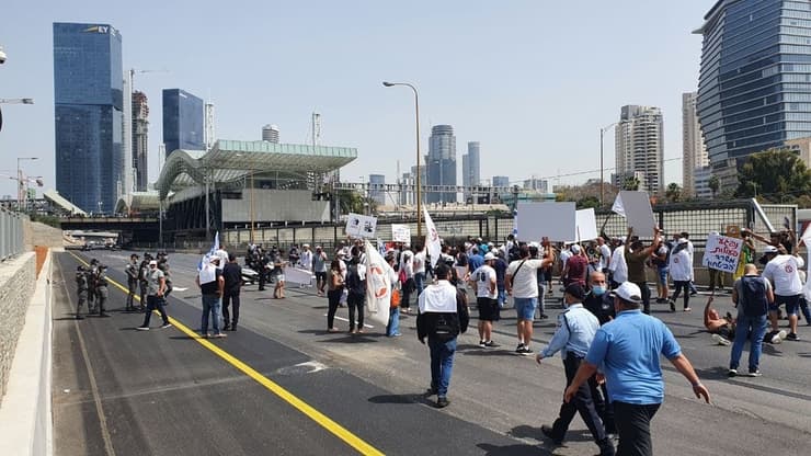מפגינים חוסמים את נתיבי איילון בהפגנת נכי צה"ל בתל אביב