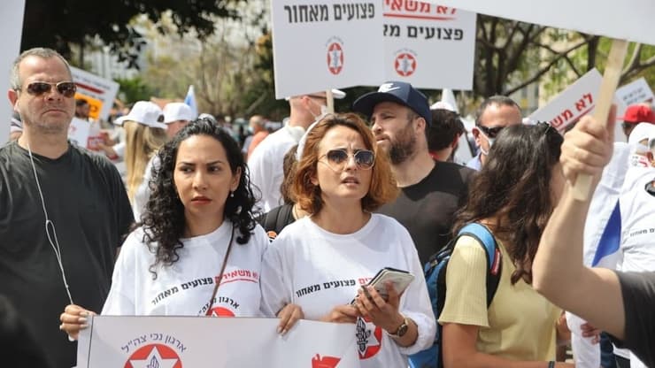 משפחתו של איציק סעידיאן בהפגנת ארגון נכי צה"ל מול הקריה בתל אביב