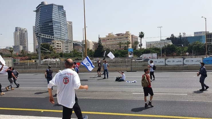 מפגינים חוסמים את נתיבי איילון בהפגנת נכי צה"ל בתל אביב