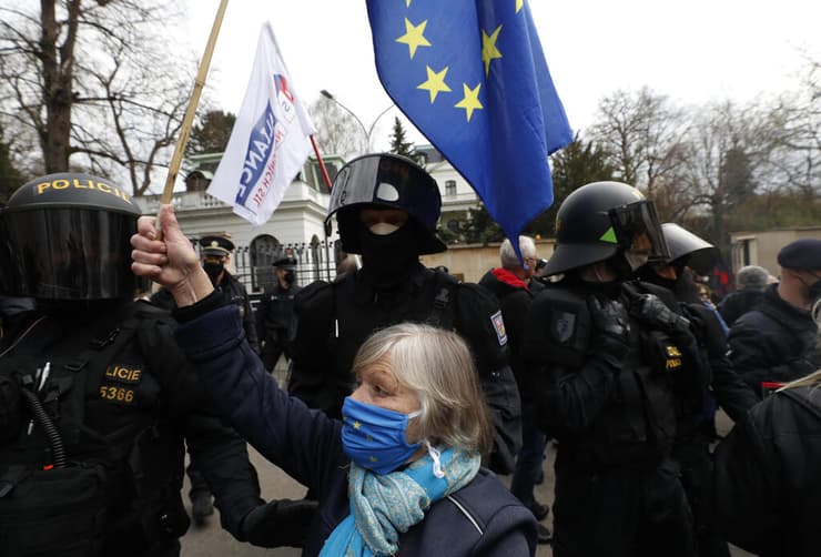 הפגנה של צ'כים מול שגרירות רוסיה ב פראג צ'כיה עם דגל האיחוד האירופי