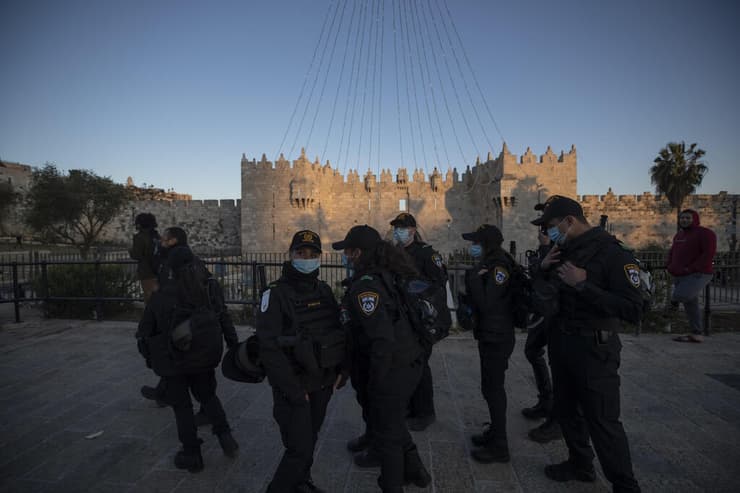 שוטרים כוחות משטרה ליד שער שכם ב ירושלים ב-12 באפריל לקראת רמדאן