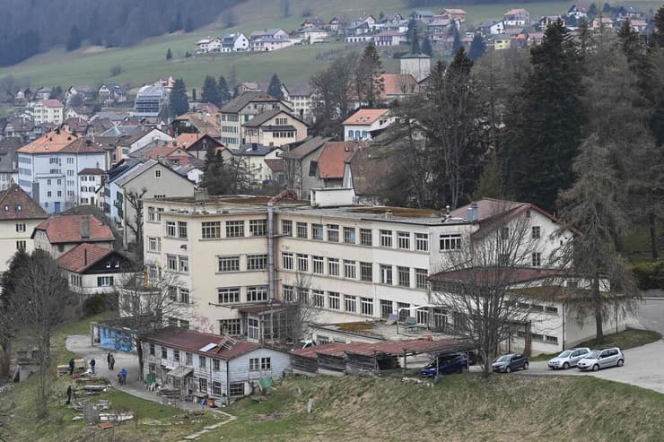 מפעל נטוש ב שווייץ בו אותרה הילדה מיה מונטמג'י שנחטפה על ידי אמה מ צרפת