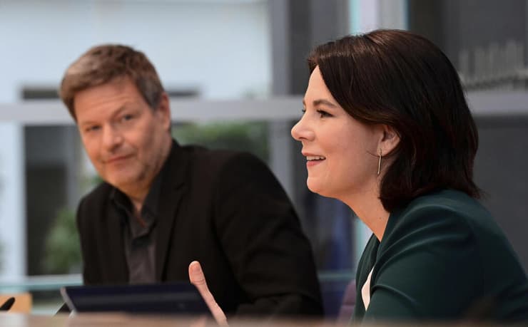 אנלינה ברבוק עם מנהיגה השותף של הירוקים ב גרמניה רוברט האבק  בתמונה ממרץ 2021