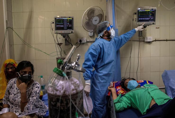 חולי קורונה ב בית חולים ב ניו דלהי הודו