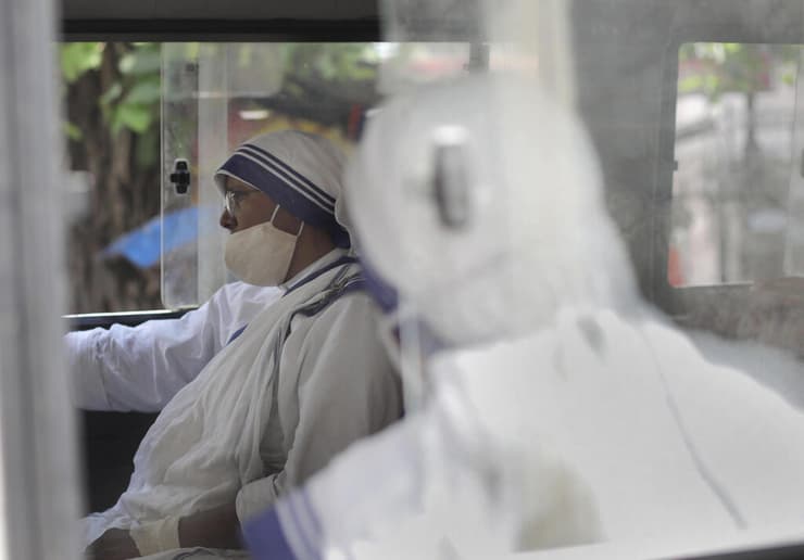 נזירה בעיר קולקטה ב הודו מחכה ל בדיקת קורונה