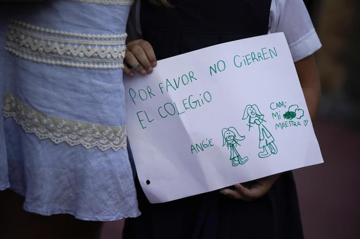 ילדה מפגינה ב בואנוס איירס נגד סגירת בתי הספר בבירת ארגנטינה בגלל ה קורונה 