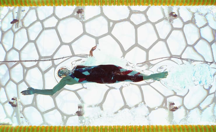 מייקל פלפס שוחה באולימפיאדה עם החליפה