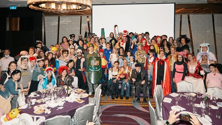 תמונה קבוצתית ממסיבת פורים 2021 של הקהילה היהודית ללא מסיכות